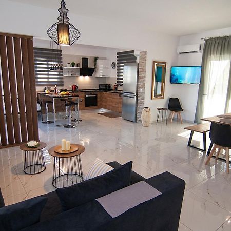 קיוטארי Livis Luxury Villa מראה חיצוני תמונה